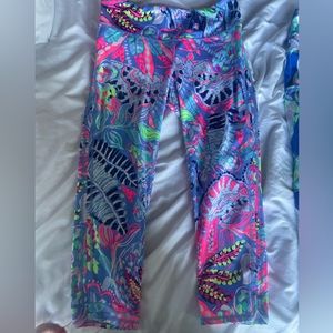 Lilly Pulitzer 🦩Women’s Cropped Luxletic Leggings in Fantasy Garden (Medium) 🌺